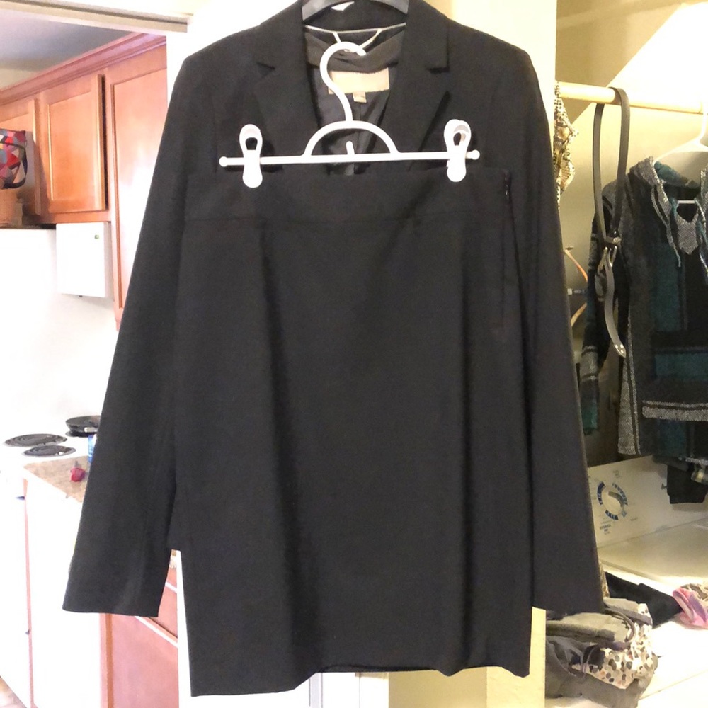 Skirt suit